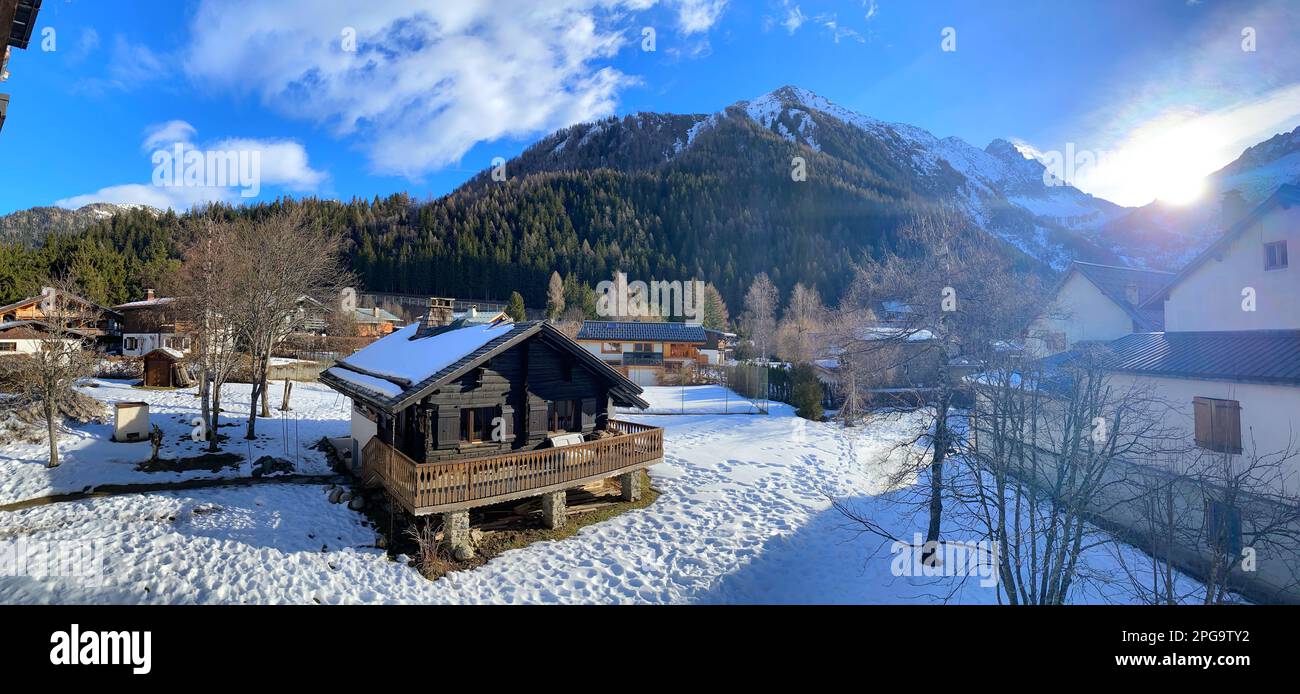 Argentiere, un pittoresco villaggio sciistico, alpinistico e alpinista delle Alpi francesi. Europa. Foto Stock