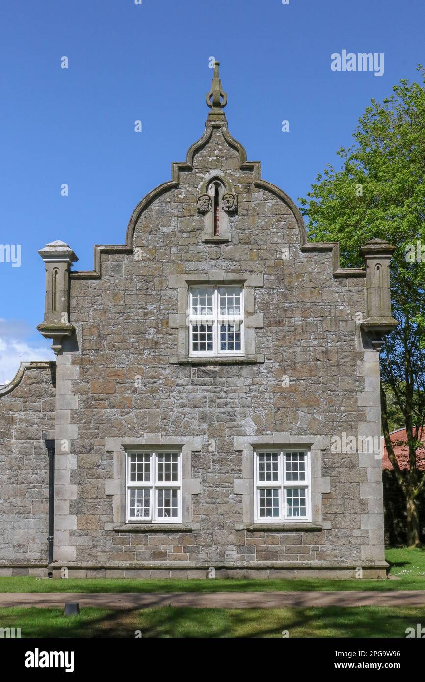 Jacobean architettura Irlanda. Finestre esterne della facciata e sculture in stile revival jacobino presso Clotworthy House, Antrim, Irlanda del Nord. Foto Stock
