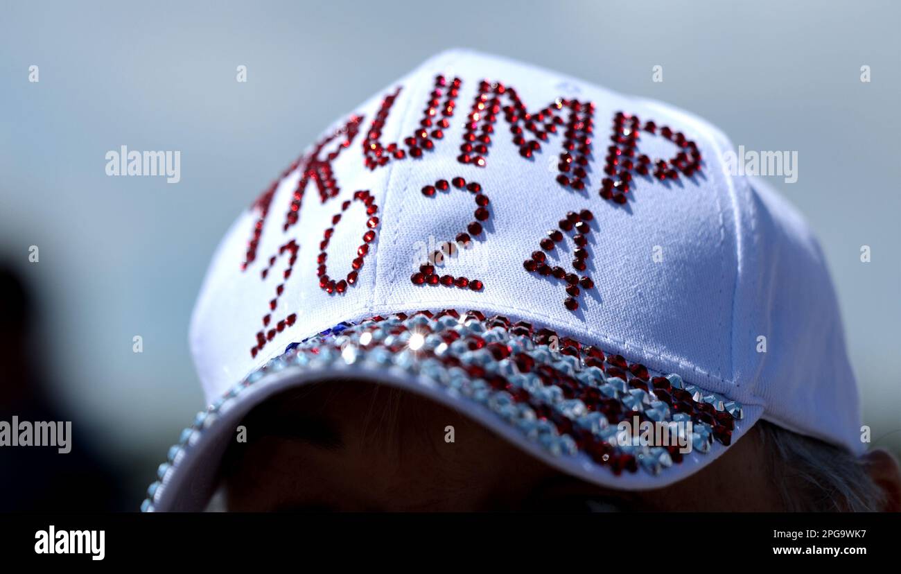 West Palm Beach, Stati Uniti. 21st Mar, 2023. Un sostenitore che indossa un cappello Trump si trova di fronte a Mar-a-Lago a West Palm Beach, Florida, martedì 21 marzo 2023. Foto di Gary i Rothstein/UPI Credit: UPI/Alamy Live News Foto Stock