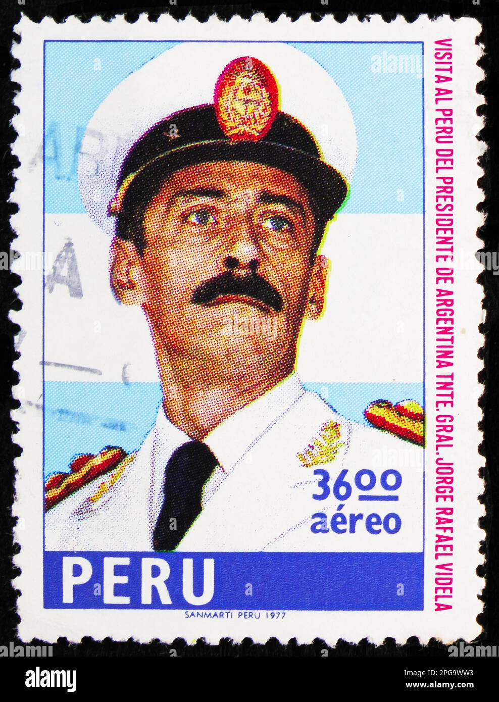 MOSCA, RUSSIA - 16 MARZO 2023: Francobollo stampato in Perù mostra il generale Jorge Rafael Videla, visita del presidente della serie Argentina, circa 1977 Foto Stock