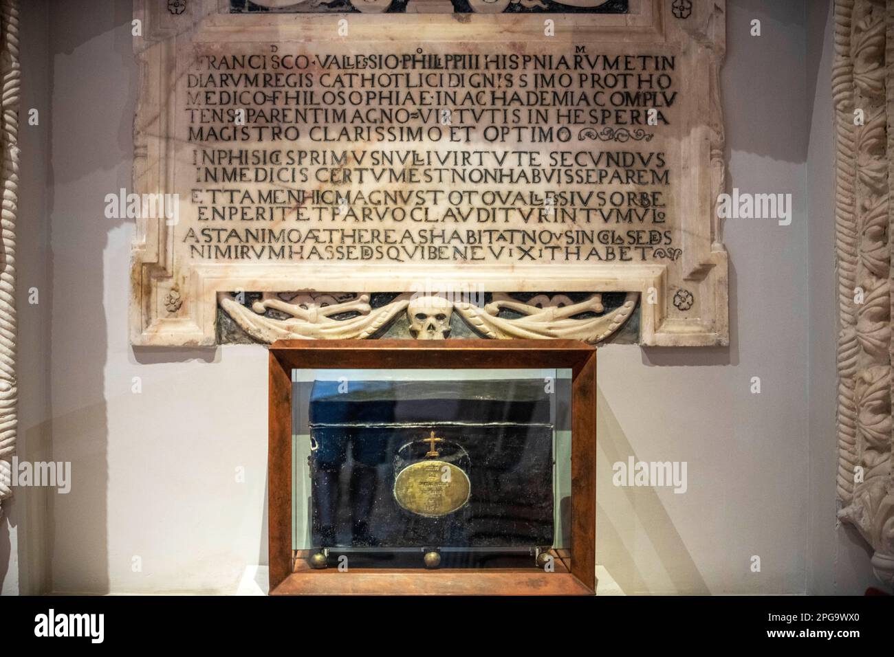 All'interno della facciata della cappella dell'Università Alcala de Henares, provincia di Madrid, Spagna. Lapide della nicchia del medico Francisco Vallés. La Cappella di Foto Stock