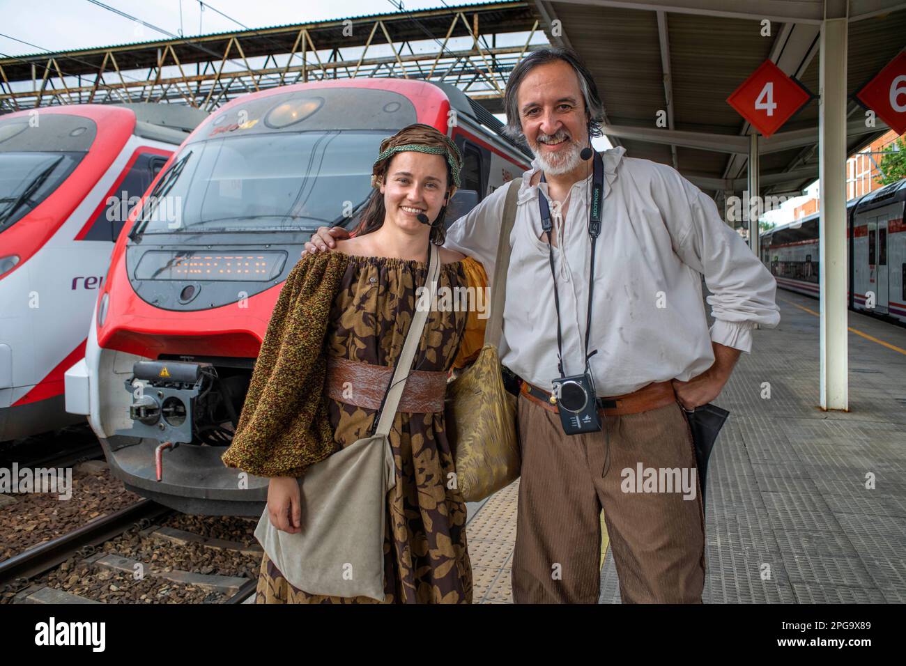 Attori che esibiscono Don Chisciotte de la Mancha e Dulcinea del Toboso all'interno del treno Cervantes tra la stazione ferroviaria di Atocha e Alcala de Henares, Madr Foto Stock