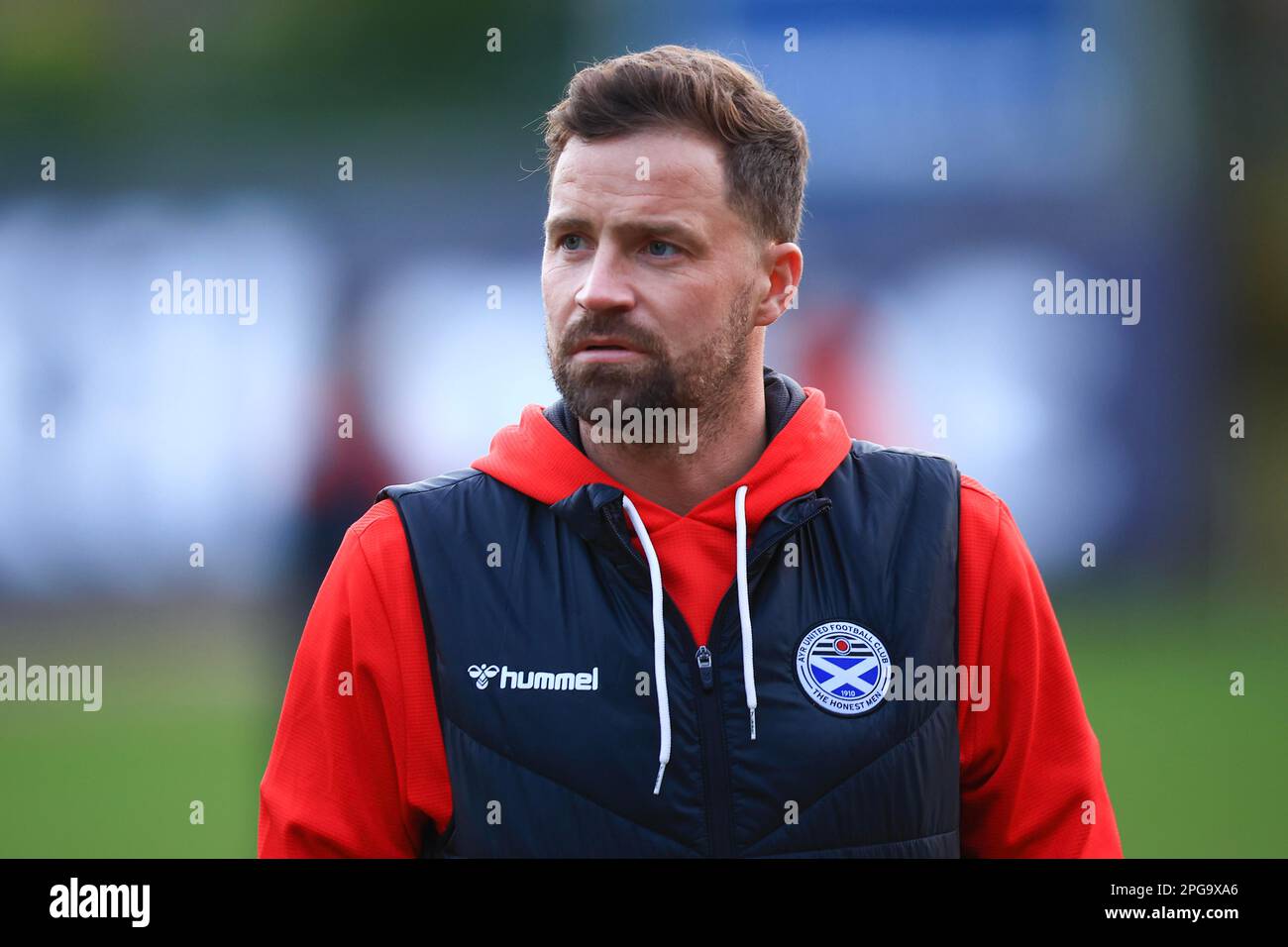 21st marzo 2023; Dens Park, Dundee, Scozia: Scottish Championship Football, Dundee contro Ayr United; Chris Maguire di Ayr United ispeziona il campo prima della partita Foto Stock