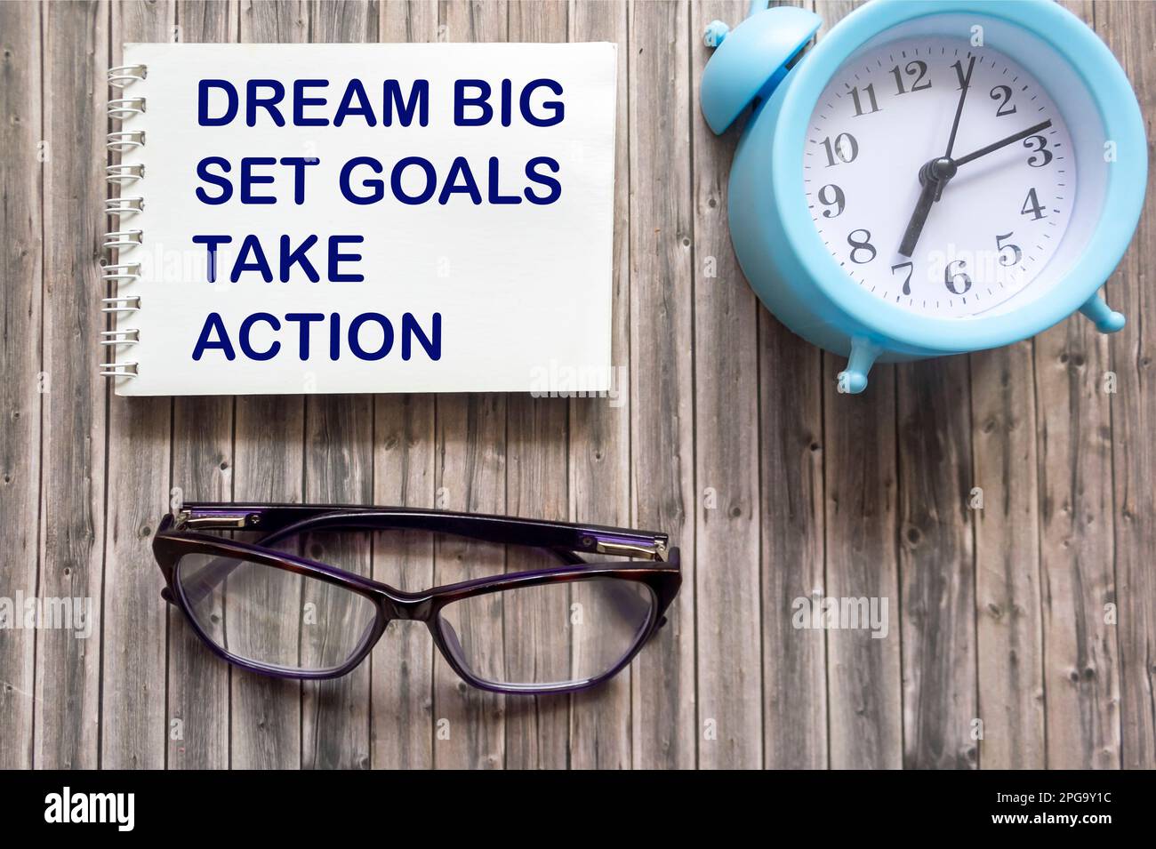 Dream Big Set Goals Take Action text quote su blocco note, concept background Foto Stock