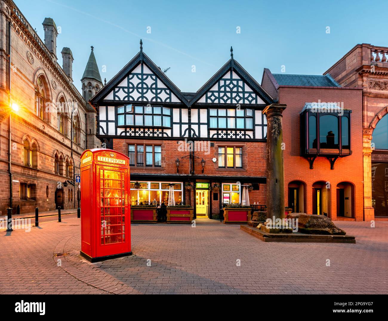 Vista sulla facciata dell'edificio in stile Tudor a Chester, Regno Unito Foto Stock