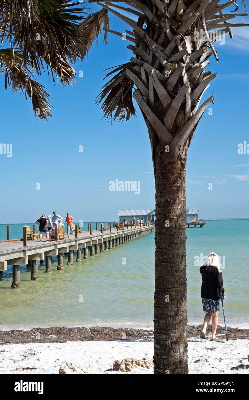 City Pier sull'isola di Anna Maria, Florida, USA fu ricostruito e aperto nel 2020 dopo che il molo originale fu distrutto dall'uragano Irma nel 2017. Foto Stock
