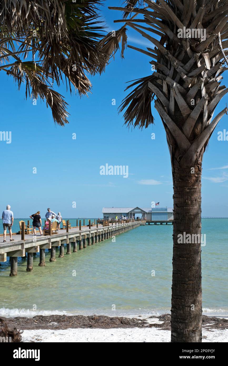 City Pier sull'isola di Anna Maria, Florida, USA fu ricostruito e aperto nel 2020 dopo che il molo originale fu distrutto dall'uragano Irma nel 2017. Foto Stock