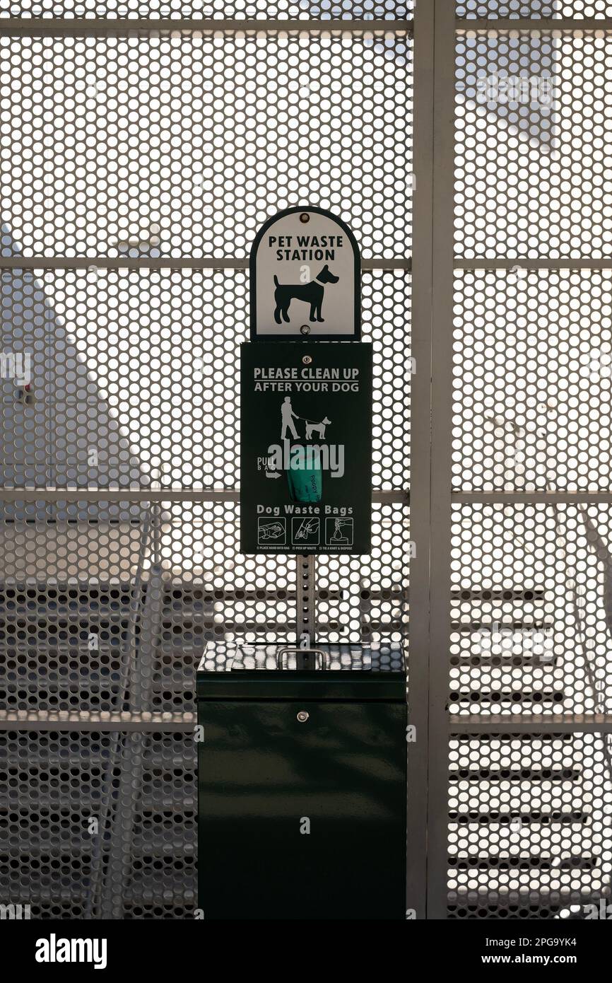 Una stazione di raccolta rifiuti per animali domestici e un'area di soccorso in un aeroporto. Foto Stock