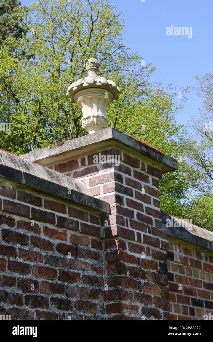 Primavera ai giardini del Castello di Antrim Antrim Irlanda del Nord. Urna decorativa ornamentale sulla cima di un muro in giardini murati Antrim Castle Gardens. Foto Stock