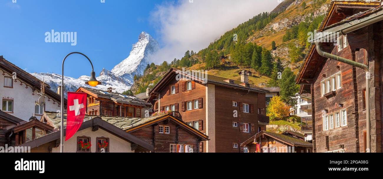 Primo piano sul Monte Cervino e sulle case alpine di Zermatt, Svizzera, banner Alpi svizzere Foto Stock