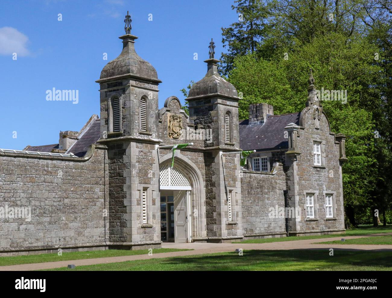 Clotworthy House Castello Giardini Antrim. Parco pubblico dell'Irlanda del Nord edificio storico in stile giacobino facciata e torri in Antrim Irlanda del Nord. Foto Stock