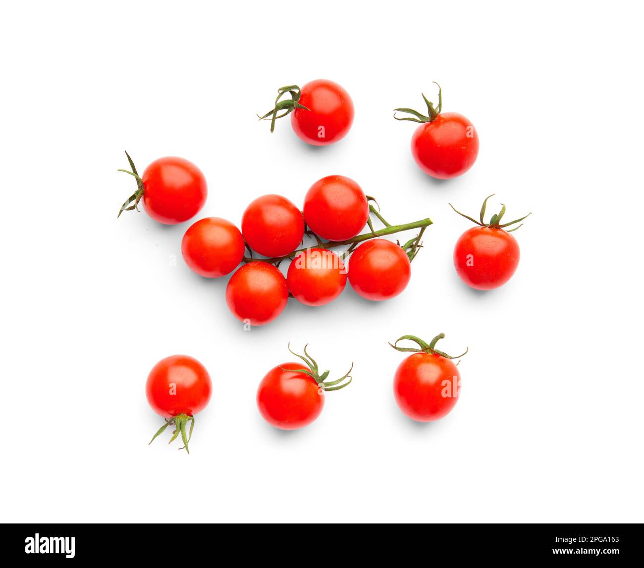 Pomodori ciliegini freschi maturi e biologici con steli verdi su sfondo bianco vista dall'alto. Piccoli pomodori dalla forma bellissima isolati. Foto Stock