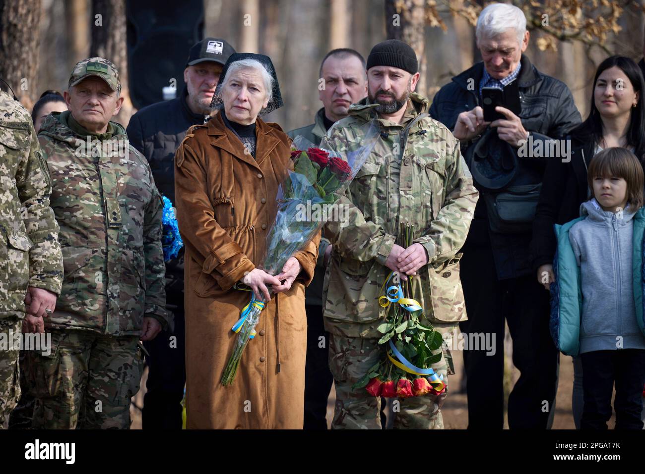 Moschun, Ucraina. 21st Mar, 2023. I cittadini ucraini partecipano alla cerimonia di apertura del nuovo sito commemorativo degli Angeli della Vittoria in onore dei difensori della capitale, 21 marzo 2023 a Moschun, Kiev Oblast, Ucraina. Credit: Foto piscina/Ufficio stampa presidenziale ucraino/Alamy Live News Foto Stock