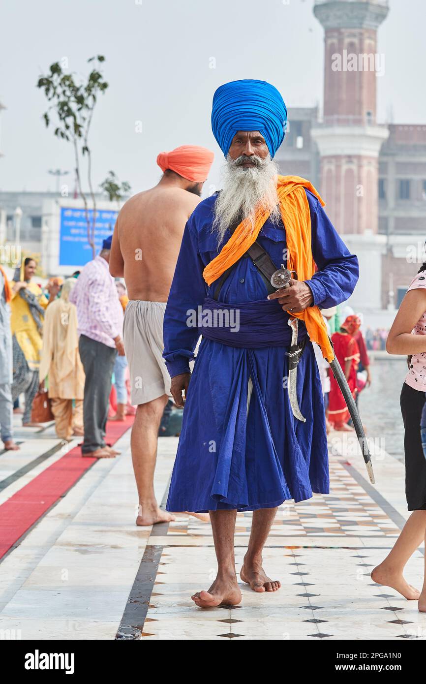Amritsar, Punjab, India - Sikh guardia tempio a piedi sul pavimento di marmo al Tempio d'oro durante Diwali Foto Stock