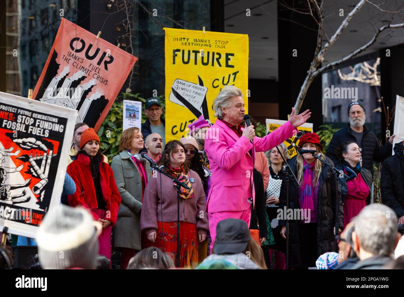 New York, NY, Stati Uniti. 21st Mar, 2023. Il Third Act, il movimento attivista sociale degli anziani, ha sponsorizzato un raduno contro gli investimenti bancari nei combustibili fossili che ha avuto inizio a Dag Hammerskjöld Plaza e si è trasferito su 47th Street alla sede di J. P. Morgan Chase. Il reverendo Billy Talen, della Chiesa di No Shopping. Credit: Ed Lefkowicz/Alamy Live News Foto Stock