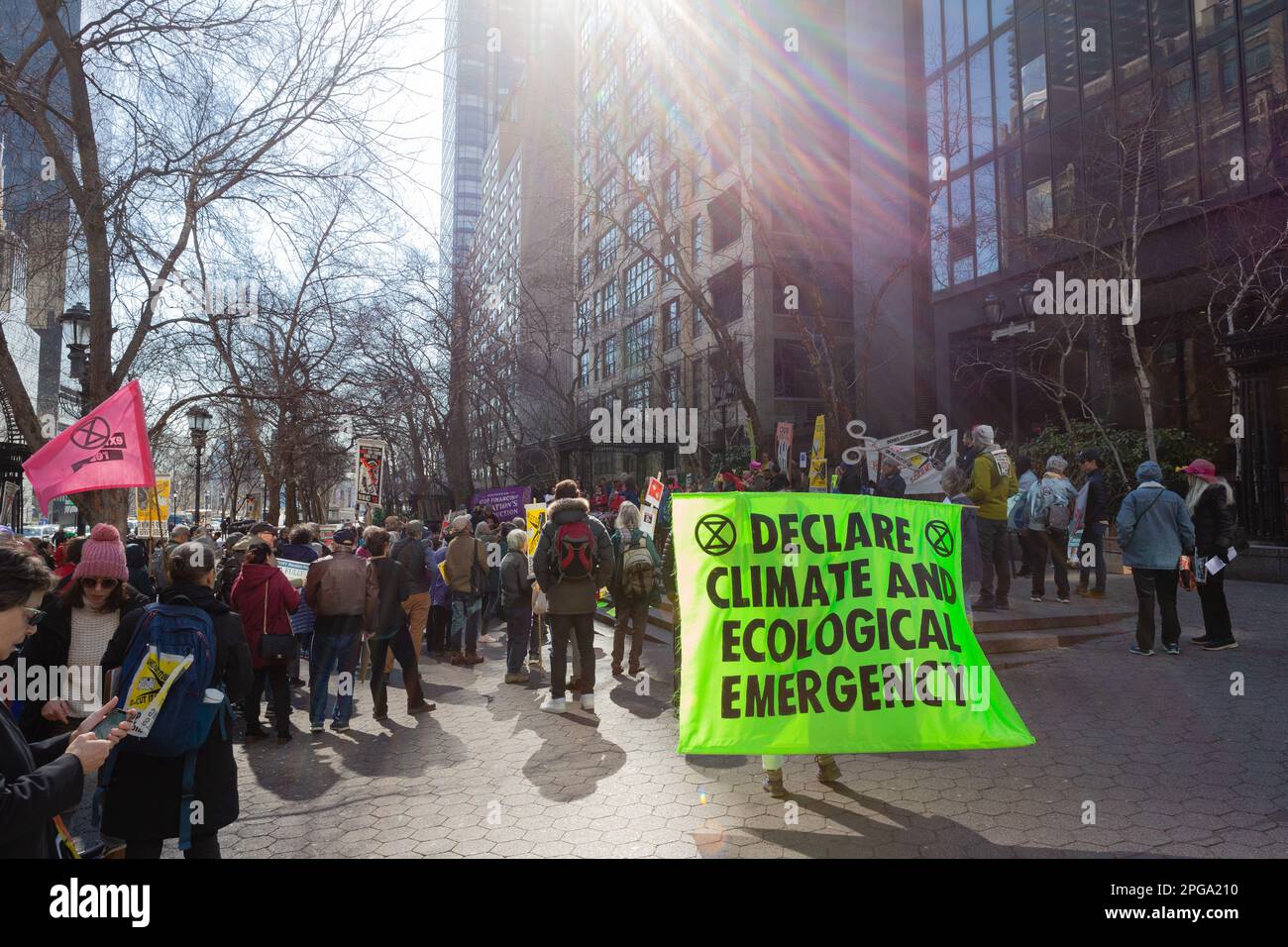 New York, NY, Stati Uniti. 21st Mar, 2023. Il Third Act, il movimento attivista sociale degli anziani, ha sponsorizzato un raduno contro gli investimenti bancari nei combustibili fossili che ha avuto inizio a Dag Hammerskjöld Plaza e si è trasferito su 47th Street alla sede di J. P. Morgan Chase. Credit: Ed Lefkowicz/Alamy Live News Foto Stock