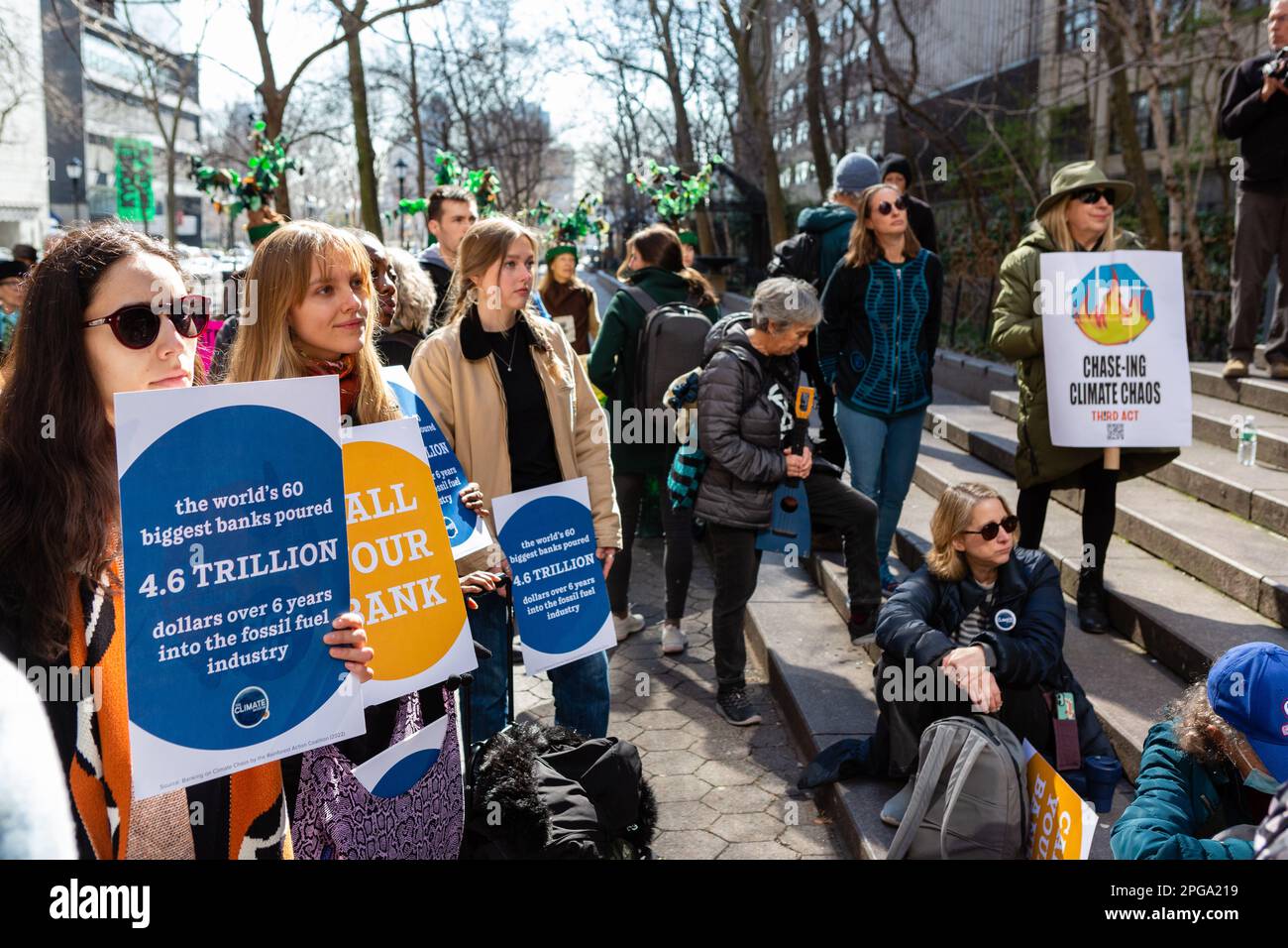 New York, NY, Stati Uniti. 21st Mar, 2023. Il Third Act, il movimento attivista sociale degli anziani, ha sponsorizzato un raduno contro gli investimenti bancari nei combustibili fossili che ha avuto inizio a Dag Hammerskjöld Plaza e si è trasferito su 47th Street alla sede di J. P. Morgan Chase. Credit: Ed Lefkowicz/Alamy Live News Foto Stock