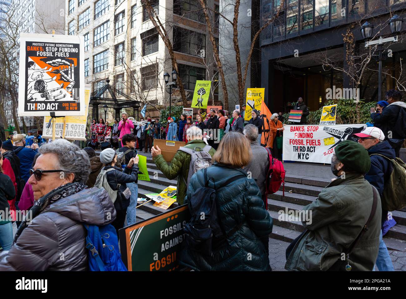 New York, NY, Stati Uniti. 21st Mar, 2023. Il Third Act, il movimento attivista sociale degli anziani, ha sponsorizzato un raduno contro gli investimenti bancari nei combustibili fossili che ha avuto inizio a Dag Hammerskjöld Plaza e si è trasferito su 47th Street alla sede di J. P. Morgan Chase. Credit: Ed Lefkowicz/Alamy Live News Foto Stock