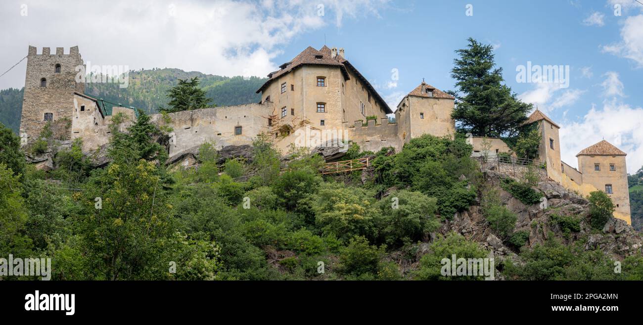 Il castello di Juval (in tedesco Castel Juval) è un castello medievale situato tra Schnalstal e Vinschgau a Kastelbell-Tschars, a Sou Foto Stock