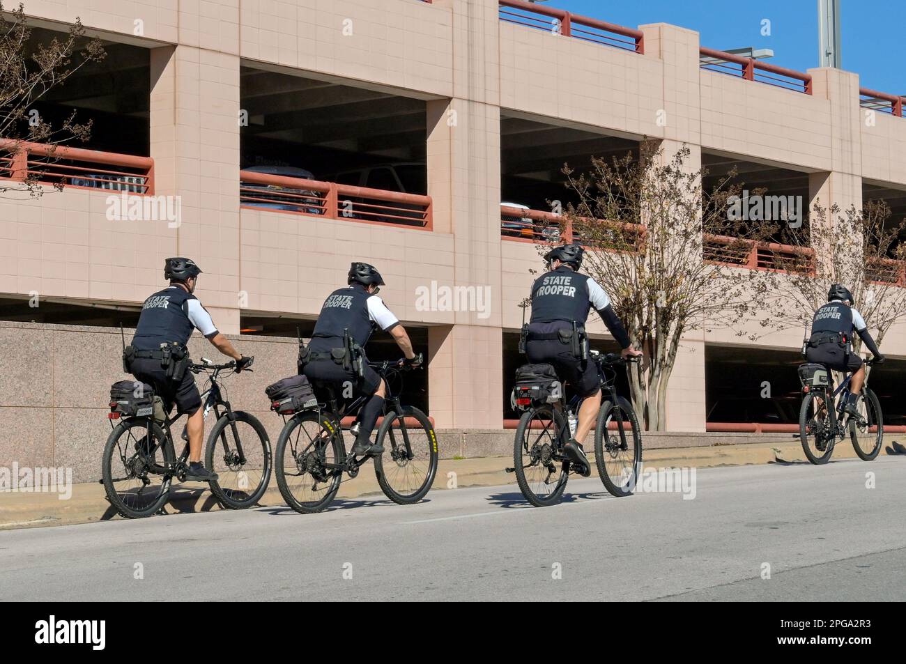 Austin, Texas, USA - Febbraio 2023: Gruppo di Troopers di Stato in bicicletta sulla pattuglia nel centro della città Foto Stock