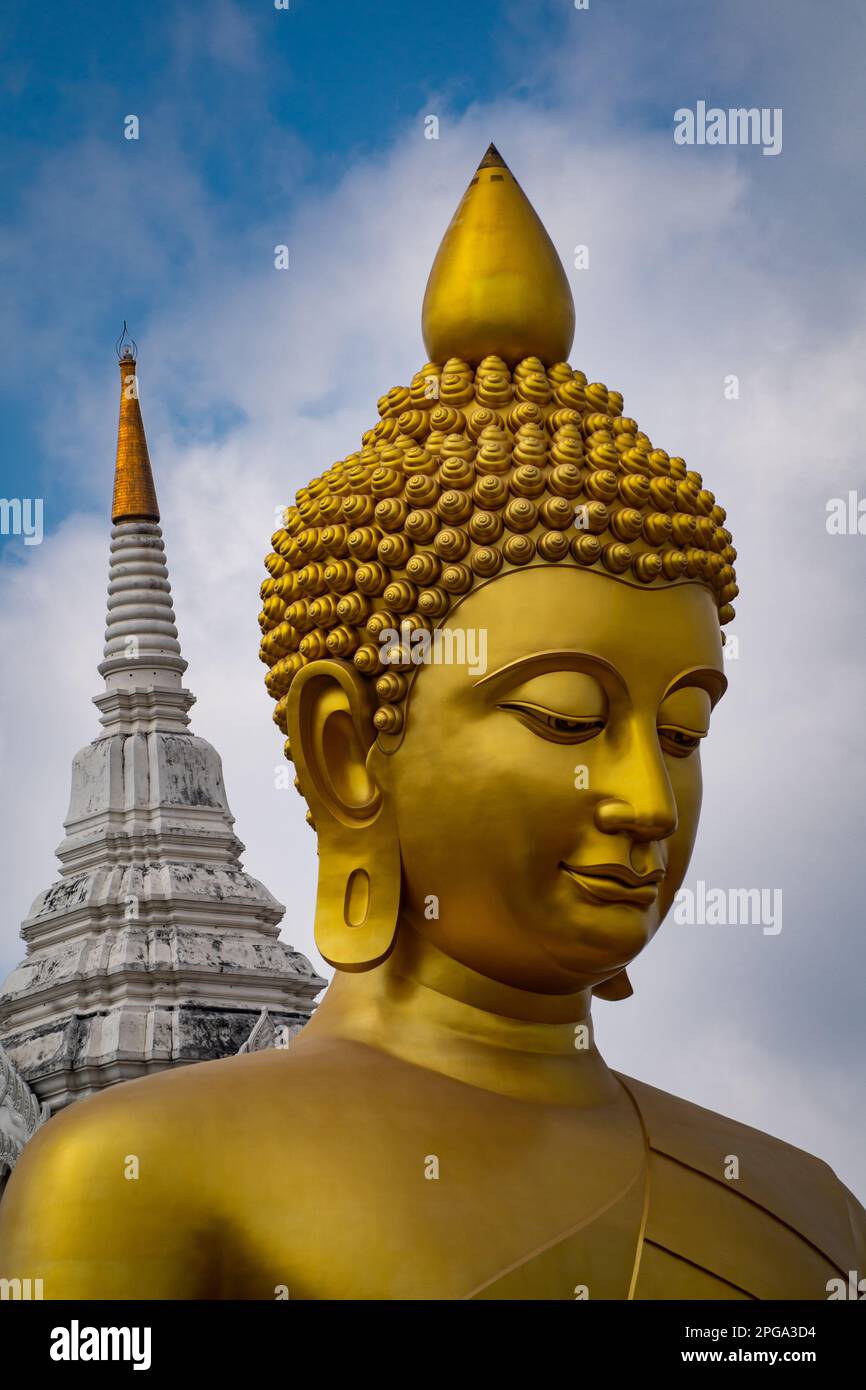 Una delle molte statue di Buddha che vedete durante i tour dei canali a Bangkok, Thailandia. Foto Stock