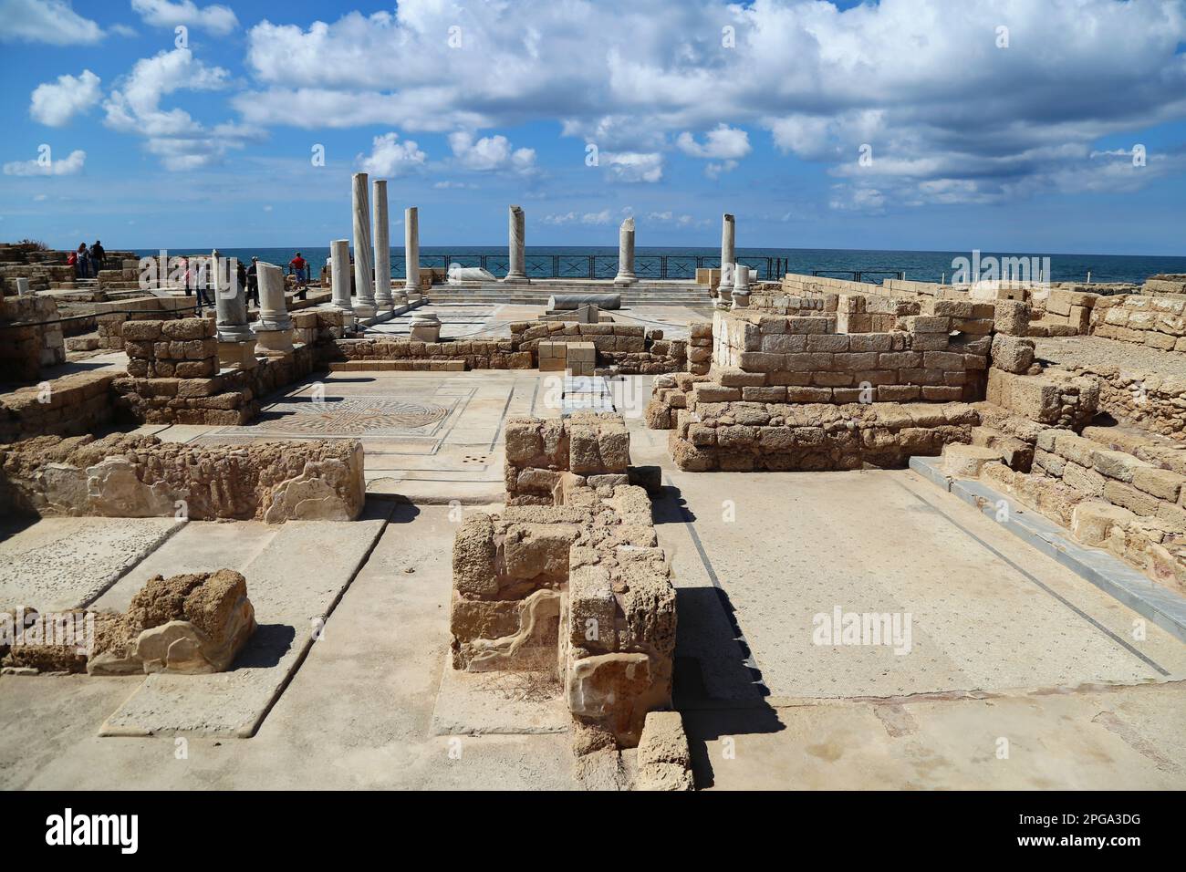 Rovine della città romana di Cesarea che mostra le fondamenta di edifici sia pubblici che privati Foto Stock