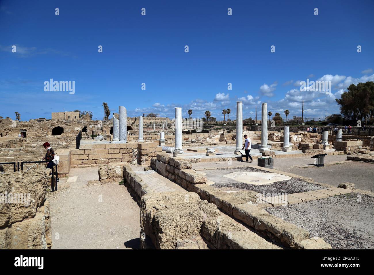 Rovine della città romana di Cesarea che mostra le fondamenta di edifici sia pubblici che privati Foto Stock
