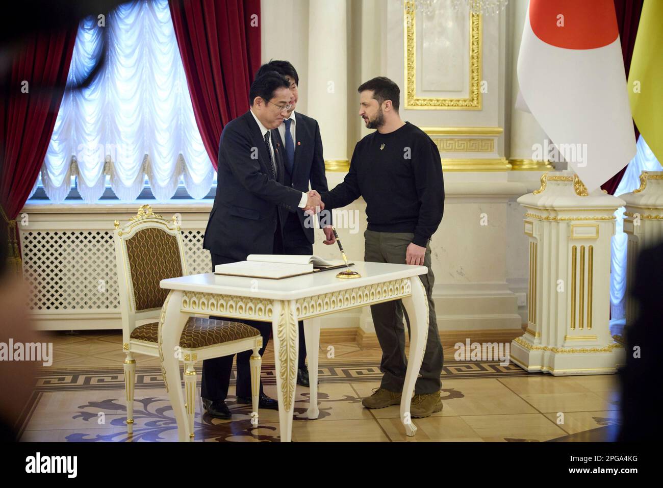 Kiev, Ucraina. 21st Mar, 2023. Il presidente ucraino Volodymyr Zelenskyy, a destra, grazie al primo ministro giapponese Fumio Kishida, ha lasciato, dopo aver firmato il libro degli ospiti all'arrivo al palazzo Mariinsky, 21 marzo 2023 a Kyiv, Ucraina. Credit: Foto piscina/Ufficio stampa presidenziale ucraino/Alamy Live News Foto Stock