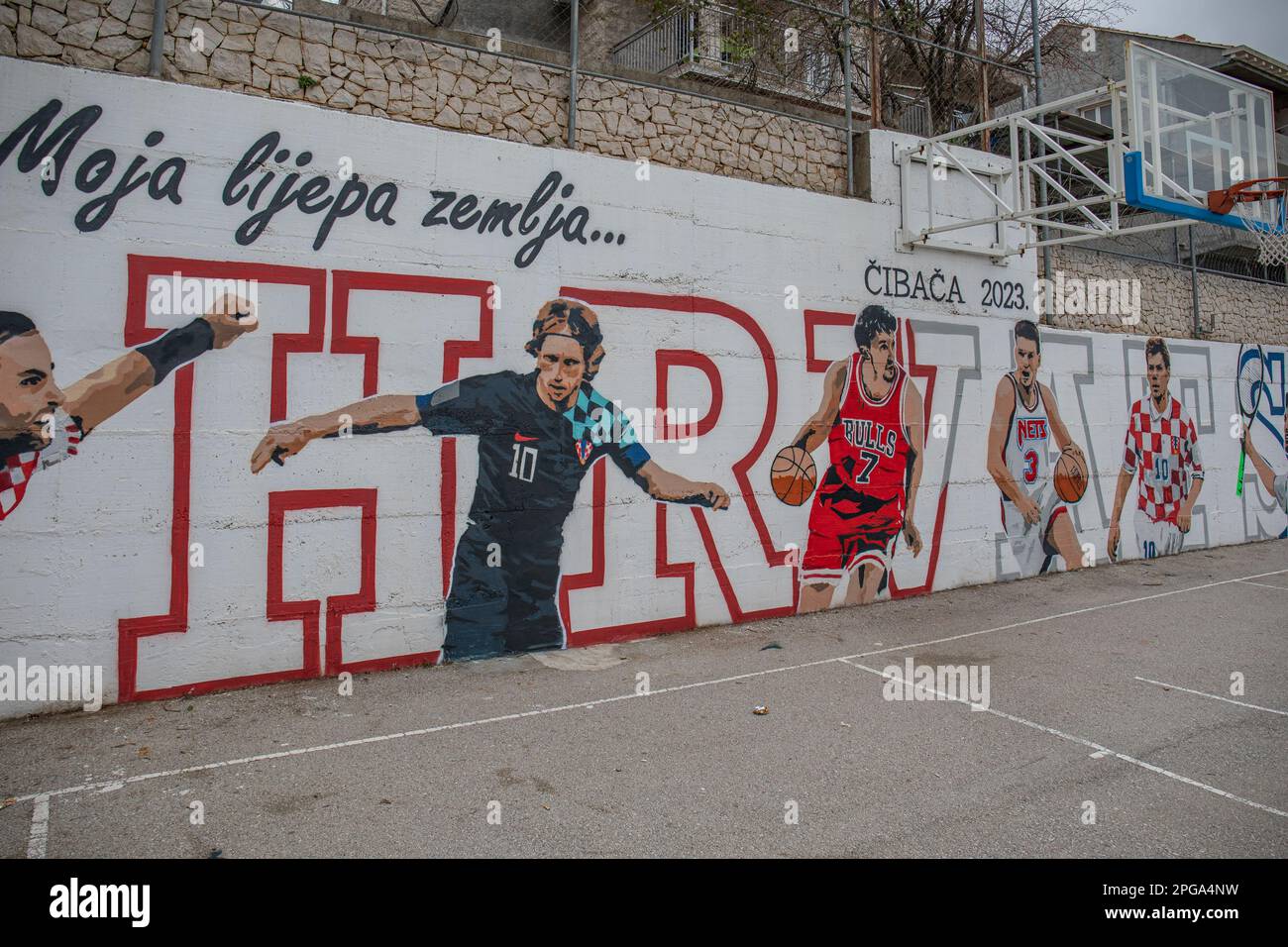 La foto scattata il 21 marzo 2023 mostra graffiti con le leggende sportive croate Ivano Balic, Luka Modric, toni Kukoc, Drazen Petrovic e Zvonimir Boban a Zupa browacka, Croazia. Foto: Grgo Jelavic/PIXSELL Foto Stock