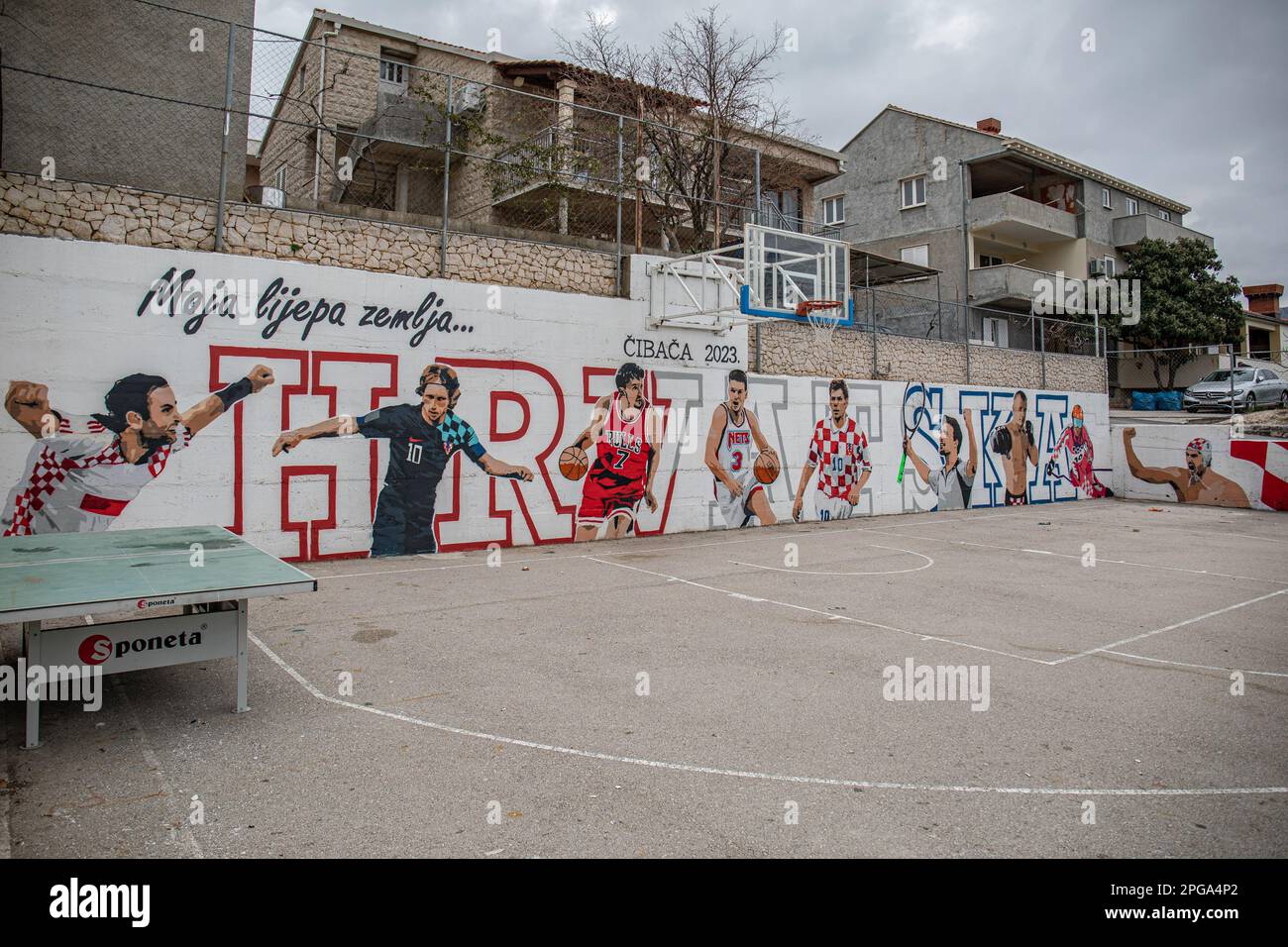 Foto scattata il 21 marzo 2023 mostra graffiti con le leggende sportive croate Ivano Balic, Luka Modric, toni Kukoc, Drazen Petrovic, Zvonimir Boban, Goran Ivanisevc, Mirko Filipovic Cro Cop, Janica Kostelic e Maro Jokovic a Zupa, in Croazia. Foto: Grgo Jelavic/PIXSELL Foto Stock