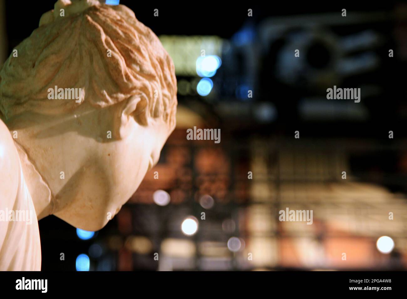 Profilo facciale della statua illuminata, sfondo colorato, con effetto bokeh Foto Stock