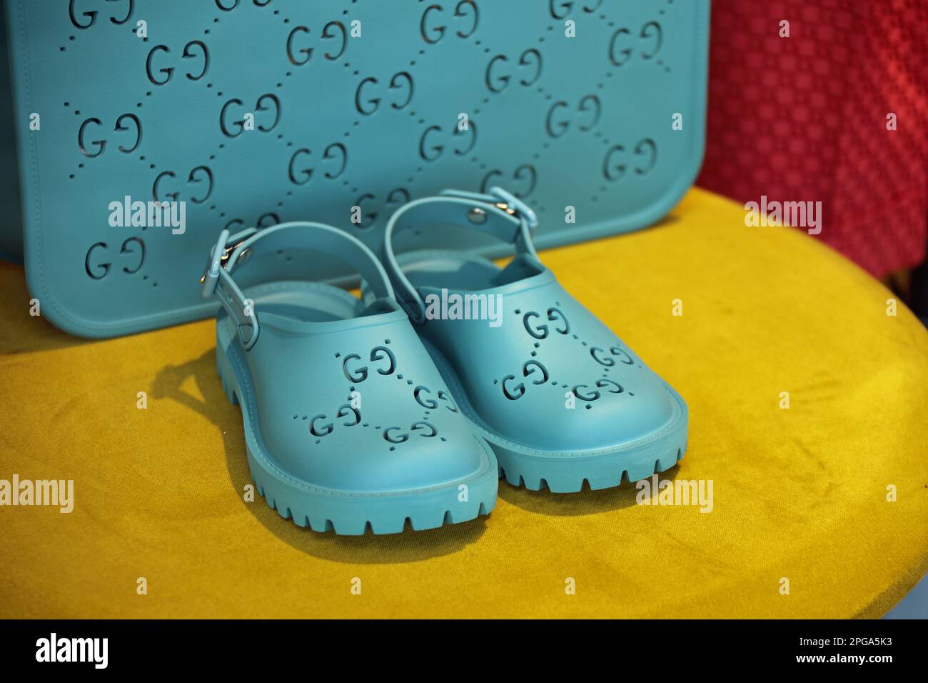 Sandali Gucci in gomma in vetrina Foto Stock