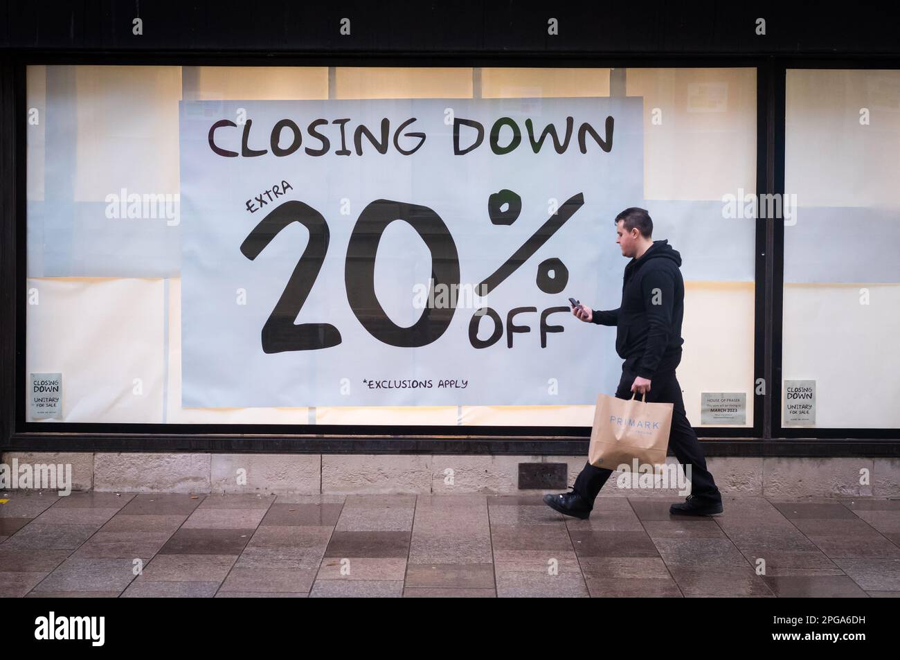 Una vista generale di un negozio House of Fraser, conosciuto localmente come Howells, a Cardiff, Galles, che è dovuto chiudere. Foto Stock