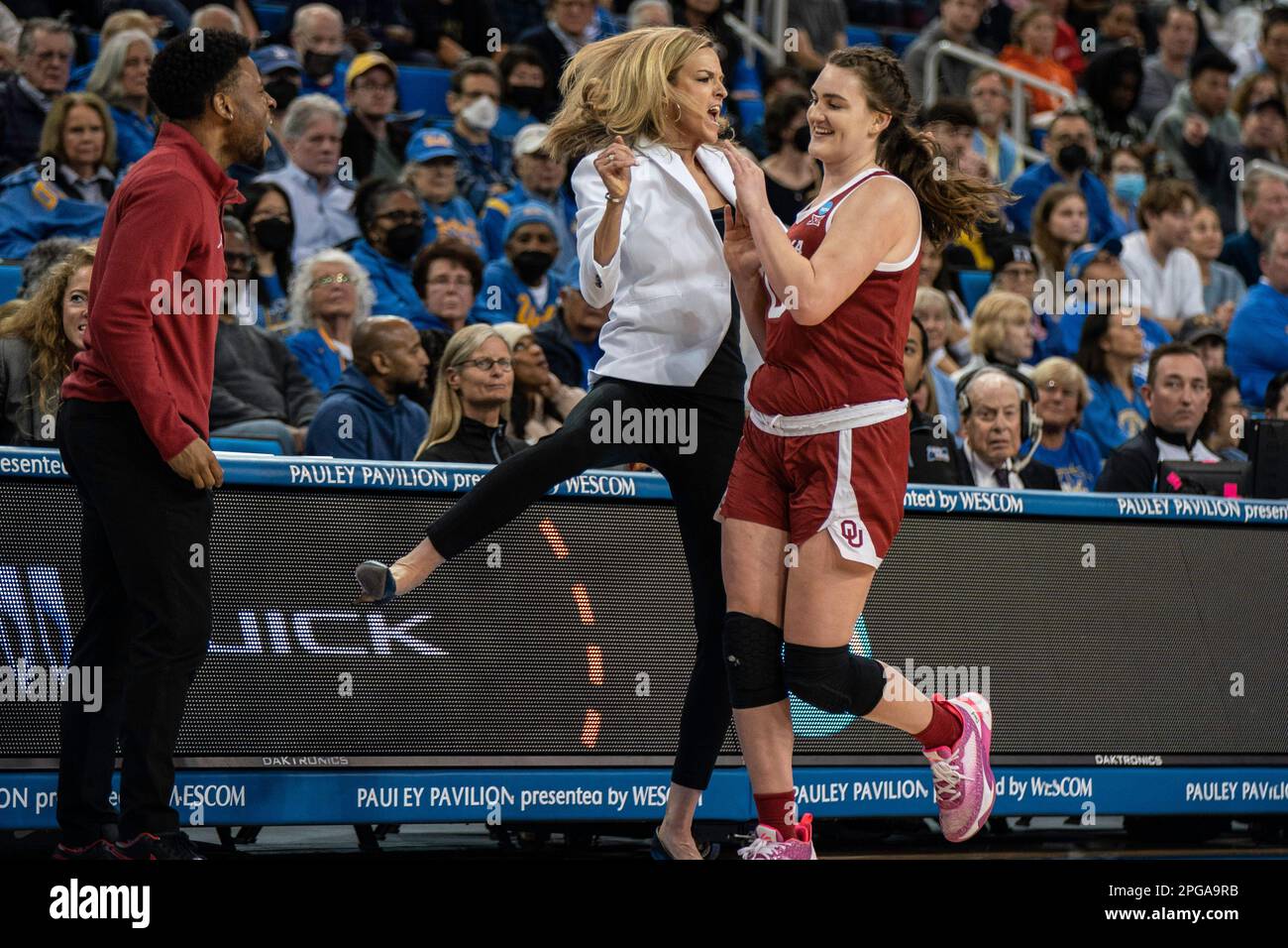 L'allenatore capo degli Oklahoma Sooners Jennie Baranczyk e il centro Beatrice Culliton (0) festeggiano durante una partita di torneo femminile di pallacanestro NCAA contro la U. Foto Stock