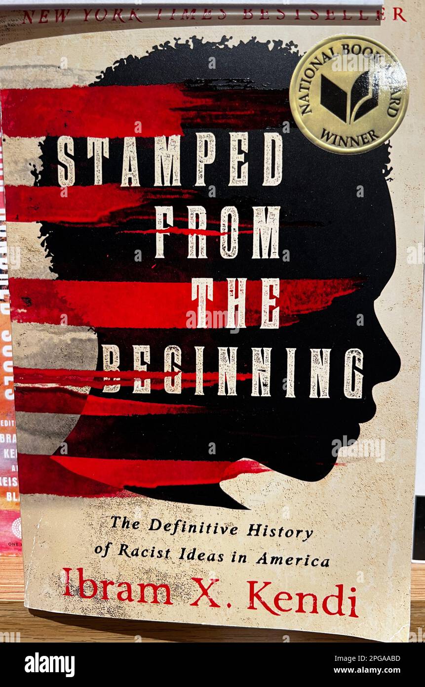 Una copia di Ibram X. Kendi "timbrato dall'inizio: La storia definitiva delle idee razziste in America" Foto Stock