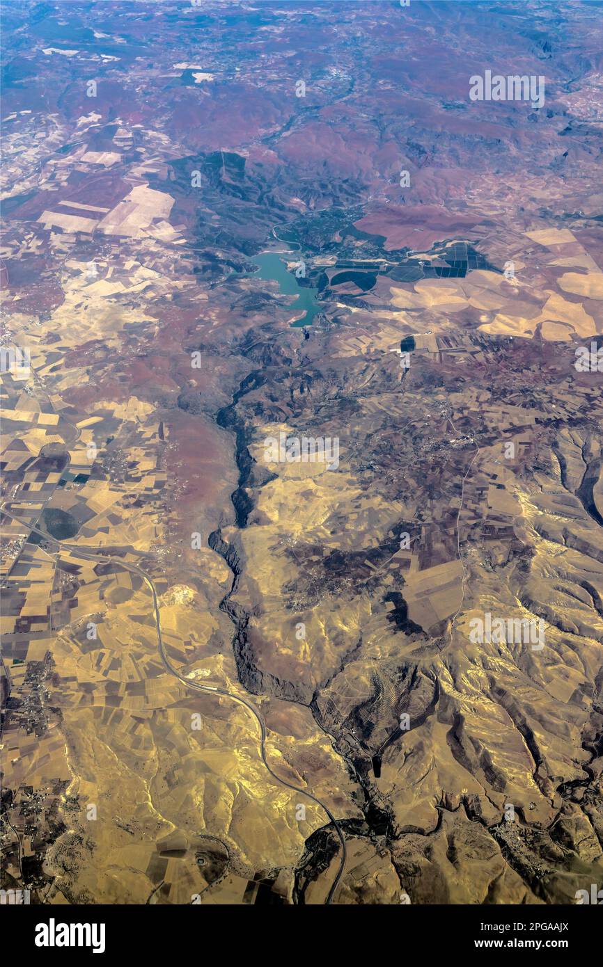 Vista dal piano del lago e del fiume nel mezzo del deserto, Marocco Foto Stock