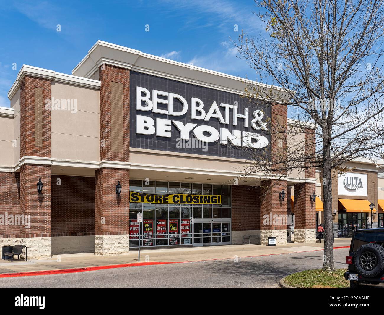 Insegna di chiusura del negozio su Bed Bath e oltre l'esterno anteriore mostrando il logo aziendale e firmare un altro business chiusura a Montgomery Alabama, Stati Uniti. Foto Stock