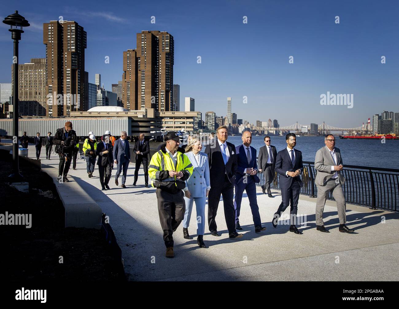 NEW YORK - il re Willem-Alexander riceve una spiegazione sul progetto di difesa costiera della resilienza costiera del lato orientale (ESCR) durante una passeggiata. Il re sta facendo una visita di due giorni negli Stati Uniti come parte della conferenza delle Nazioni Unite sull'acqua. La conferenza funge da preludio al vertice sul clima che si terrà a Dubai alla fine di quest'anno. ANP KOEN VAN WEEL netherlands out - belgium out Foto Stock