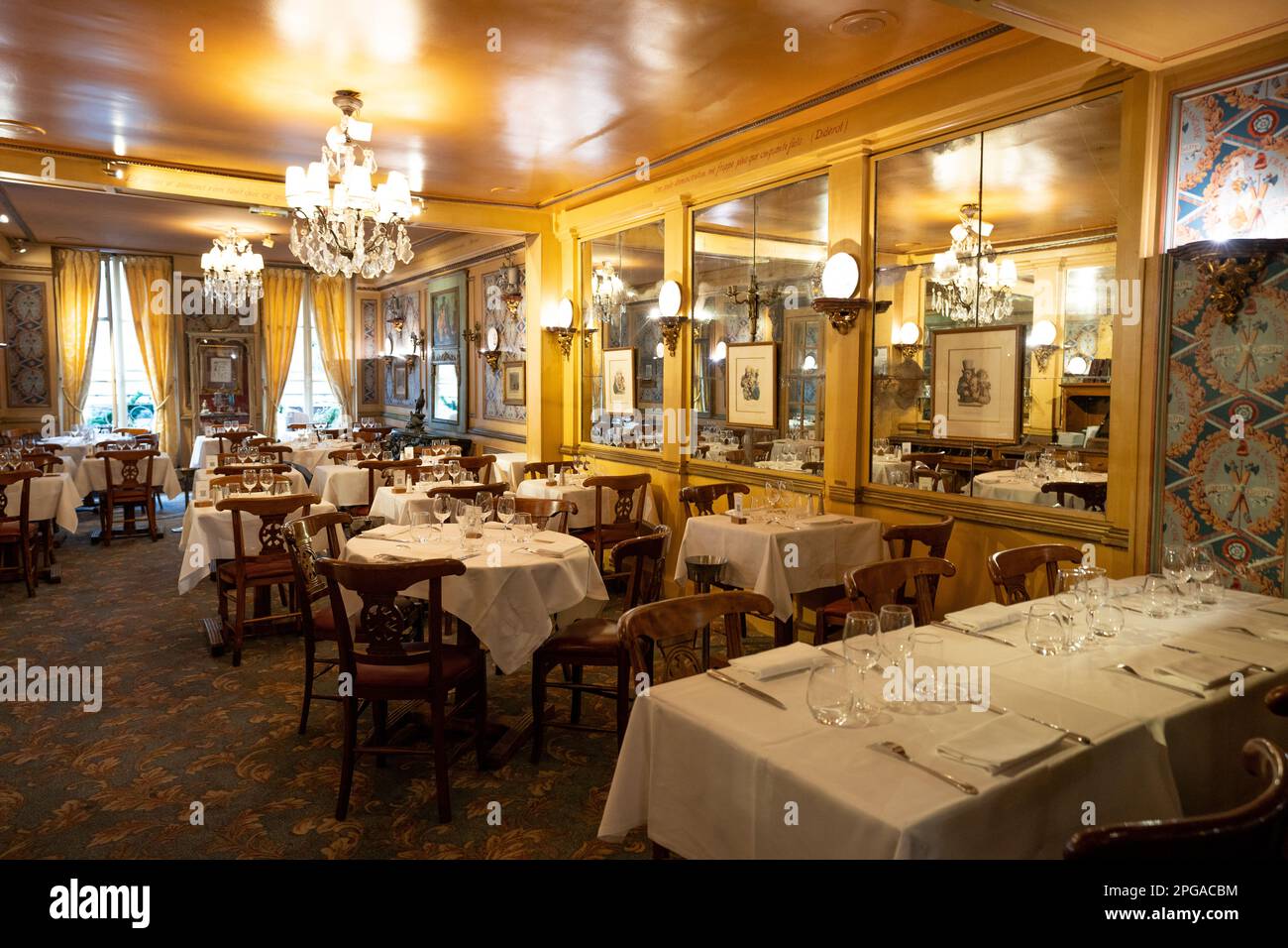 Ristorante le Procope a Parigi, Francia. Il più antico caffè di Parigi nel cuore di Saint-Germain. Foto Stock