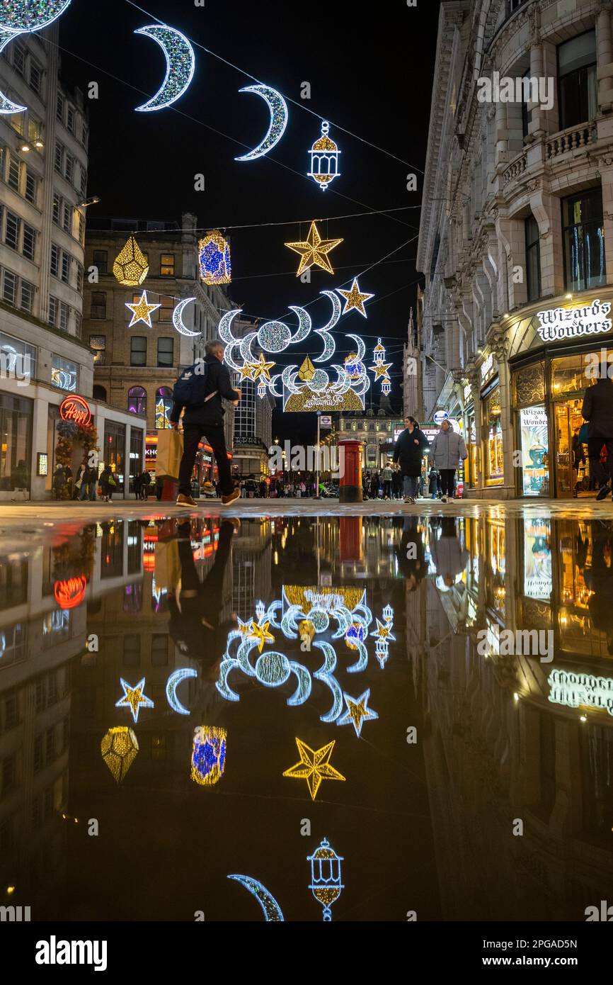 Londra, Regno Unito. 21 marzo 2023. Riflessioni sulla prima installazione di luci Ramadan a Piccadilly Circus che si sono accese prima alla vigilia della prima giornata del Ramadan 2023. Luci di questa scala sono le prime nel Regno Unito e in Europa, con 30.000 luci sostenibili illuminate nel centro di Londra per tutto il mese di Ramadan. Credit: Stephen Chung / Alamy Live News Foto Stock