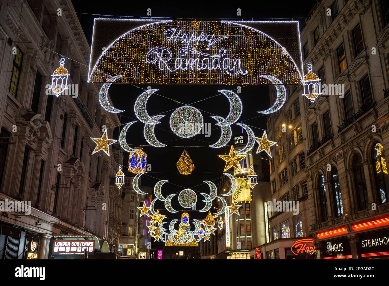 Londra, Regno Unito. 21 marzo 2023. I membri del pubblico vedono la prima installazione di luci Ramadan a Piccadilly Circus che sono state accese prima alla vigilia della prima giornata del Ramadan 2023. Luci di questa scala sono le prime nel Regno Unito e in Europa, con 30.000 luci sostenibili illuminate nel centro di Londra per tutto il mese di Ramadan. Credit: Stephen Chung / Alamy Live News Foto Stock