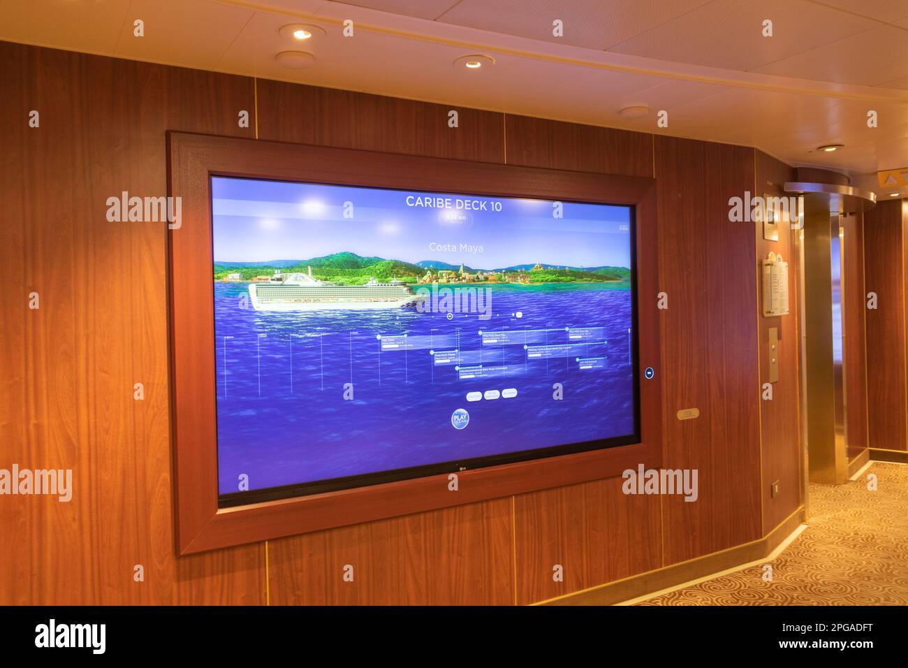 Vista interna della nave da crociera Ruby con mappa touch della posizione del ponte e dell'esterno. Attraccato a Mahahual, Costa Maya, Messico. Foto Stock