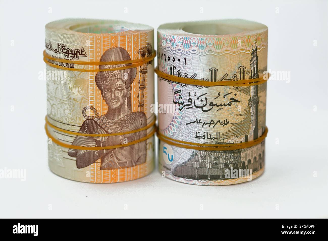 50 piasters metà EGP LE egiziane sterline banconote in denaro arrotolato con fasce di gomma con un'immagine della moschea di al Azhar e Ramesses II il secondo 2nd, ad esempio Foto Stock