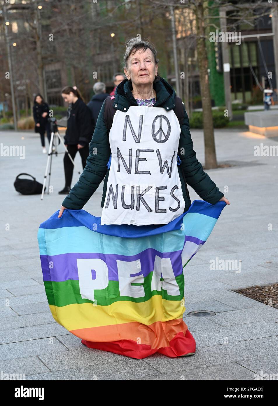 Ambasciata DEGLI STATI UNITI, Londra, Regno Unito. 21st Mar, 2023. Protesta No US Nukes in Gran Bretagna contro la Federazione degli scienziati americani ha rivelato che il nuovo B61-12. La bomba nucleare americana andrà ad una base aerea americana da Lakenheath a Suffolk, alle basi in Europa, inclusa la Gran Bretagna. Gli ultimi bombardieri da combattimento, il F-35 A che li consegnerà ai loro obiettivi in tutto il mondo, sono già a Lakenheath, dove l'allenamento è iniziato l'anno scorso. Credit: Vedi li/Picture Capital/Alamy Live News Foto Stock