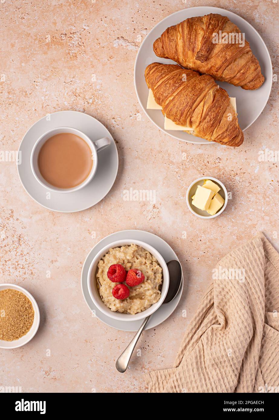 Fotografia alimentare di farina d'avena, avena, porridge, colazione, croissant, tè, latte, lamponi, burro Foto Stock