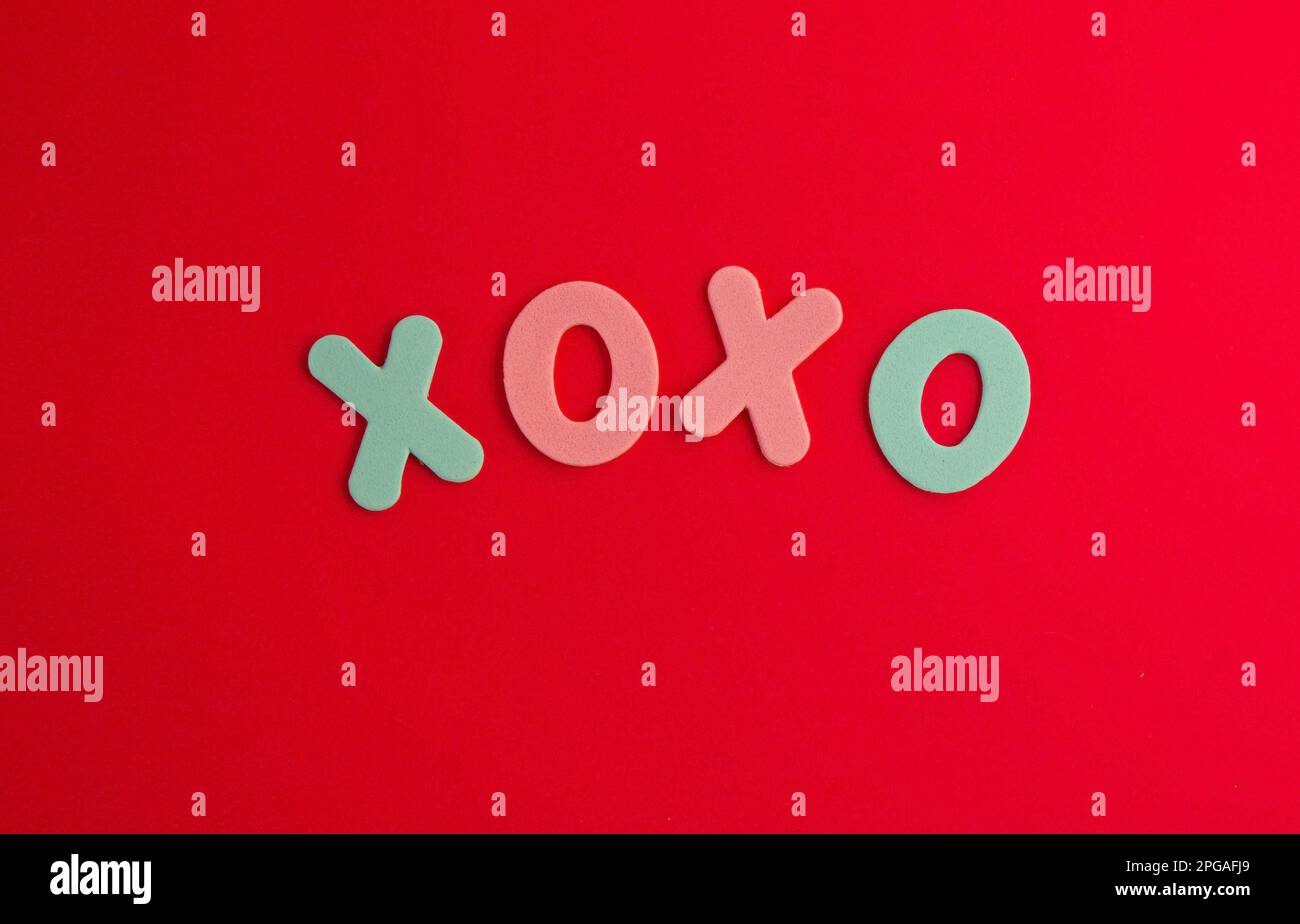 L'iscrizione xo xo da lettere colorate su sfondo rosso. Il concetto di giorno di San Valentino, amore, datazione e matrimonio. Simbolo del bacio. Foto Stock