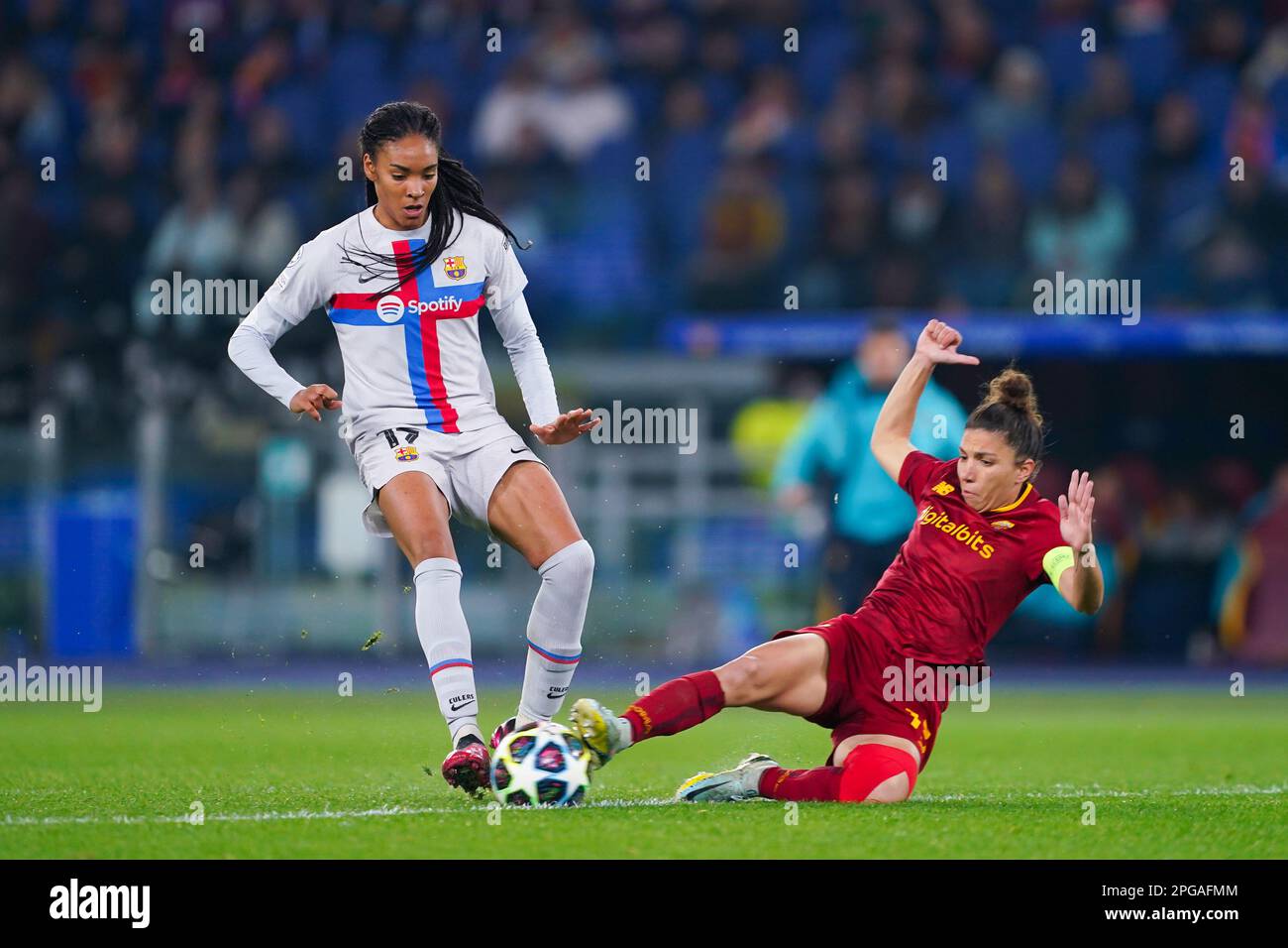 Roma, Italia. 21st Mar, 2023. Roma, 21st 2023 marzo: La Salma Paralluelo (17 Barcellona) viene affrontata da Elisa Bartoli (13 Roma) durante la partita di calcio della UEFA Womens Champions League tra AS Roma e FC Barcelona allo Stadio Olimpico di Roma. (Daniela Porcelli/SPP) Credit: SPP Sport Press Photo. /Alamy Live News Foto Stock