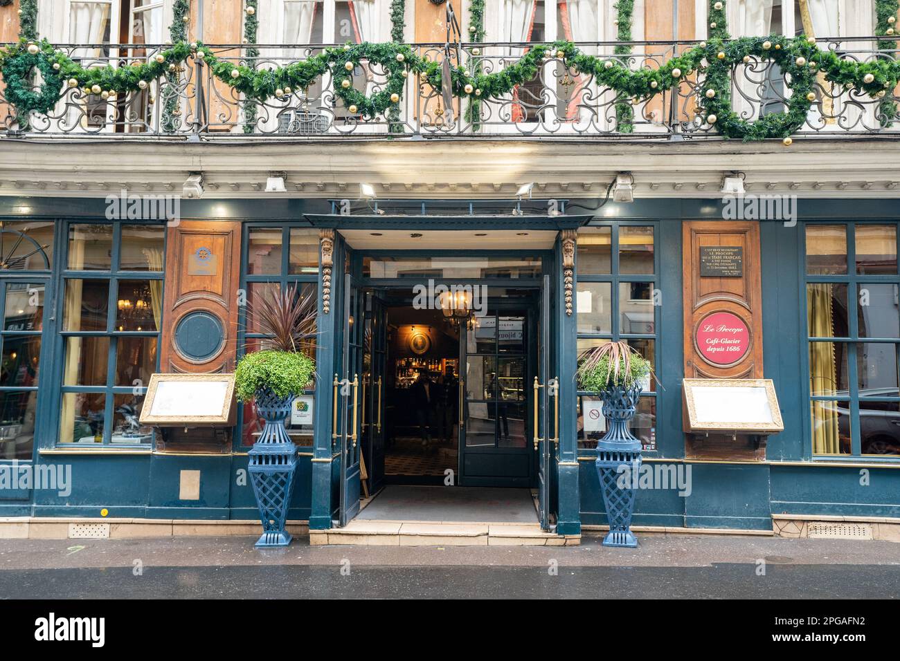 Ristorante le Procope a Parigi, Francia. Il più antico caffè di Parigi nel cuore di Saint-Germain. Foto Stock