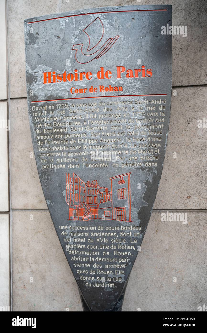Targhe "Histoire de Paris", che aiutano sia i visitatori che i parigini a scoprire la storia di Parigi raccontando una breve storia del luogo. Foto Stock