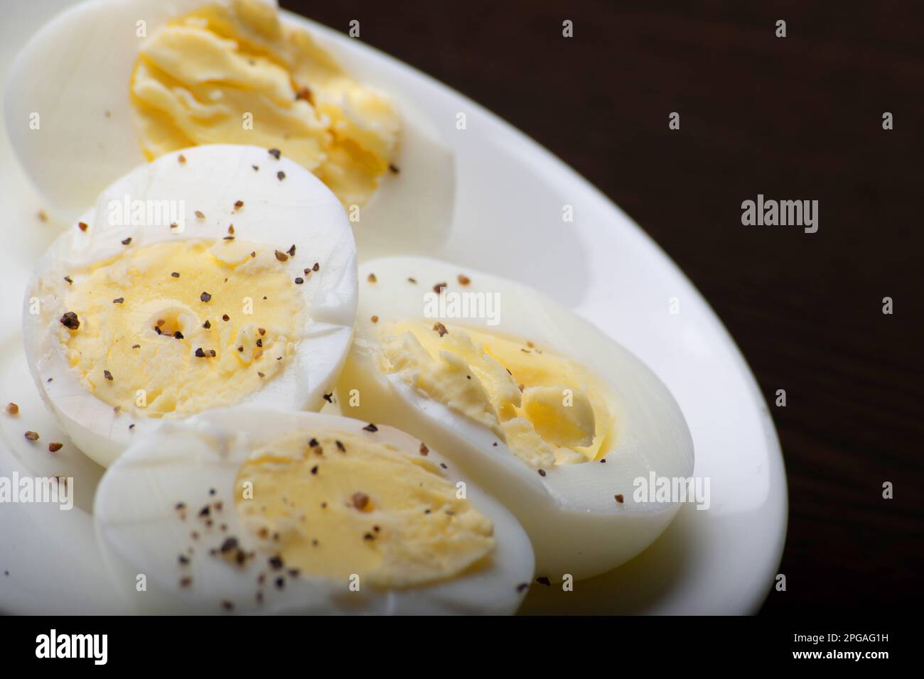 Uova bollite in piatto, alimenti proteici naturali Foto Stock Uova bollite in piatto, alimenti proteici naturali Foto Stock